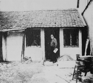 Franz Jäckle vor seinem Hühnerstall.