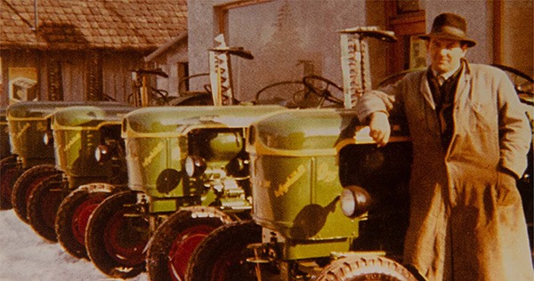 Franz Jäckle mit aufgereihten Traktoren.