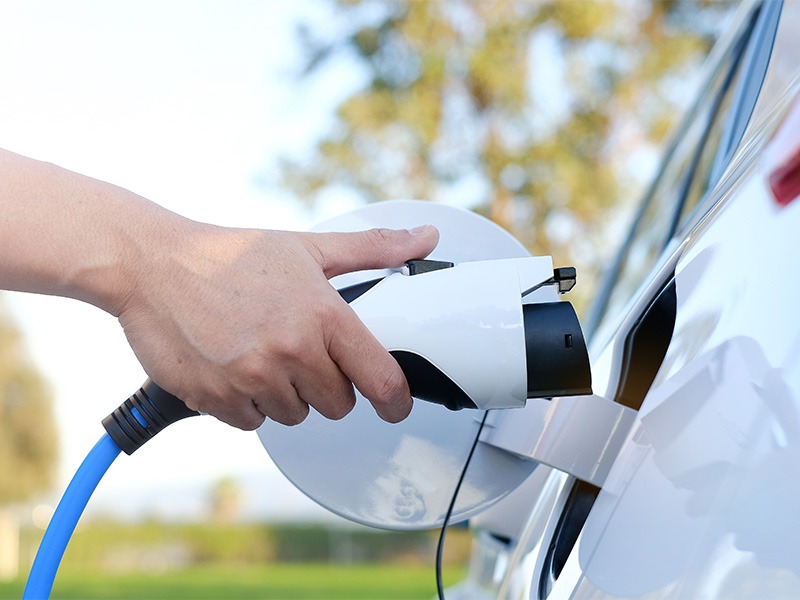 Jemand steht sein Elektroauto zum Laden ein.