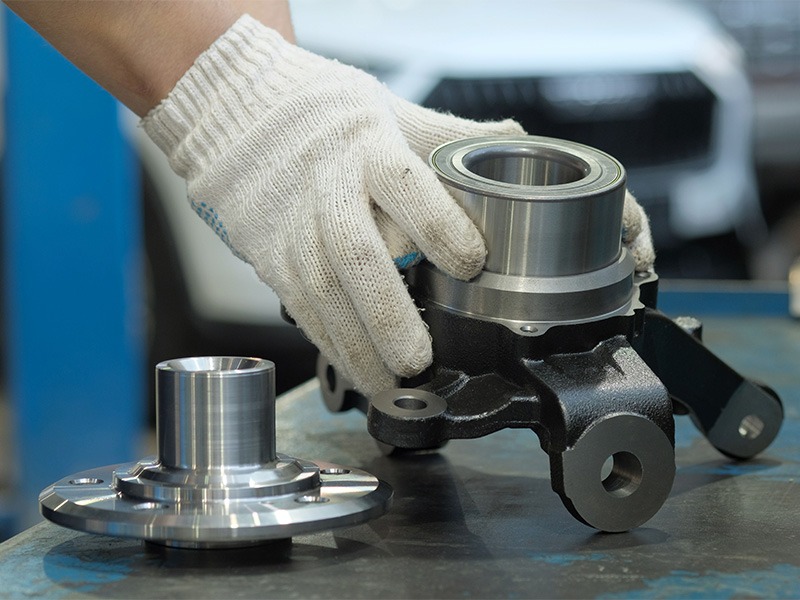 Ein Techniker von Jäckle Automobile arbeitet an Ersatzteilen.