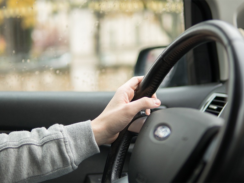Jemand fährt einen Ford von Ford Pro Mobility.