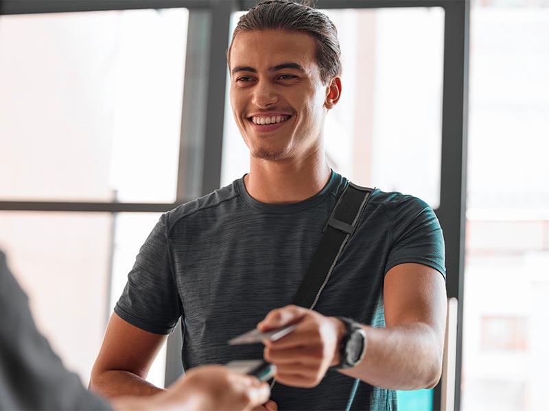 Ein junger Mann löst Punkte auf seiner Jäckle ServiceCard ein.